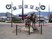 Statue at entrance to Yreka Historic District